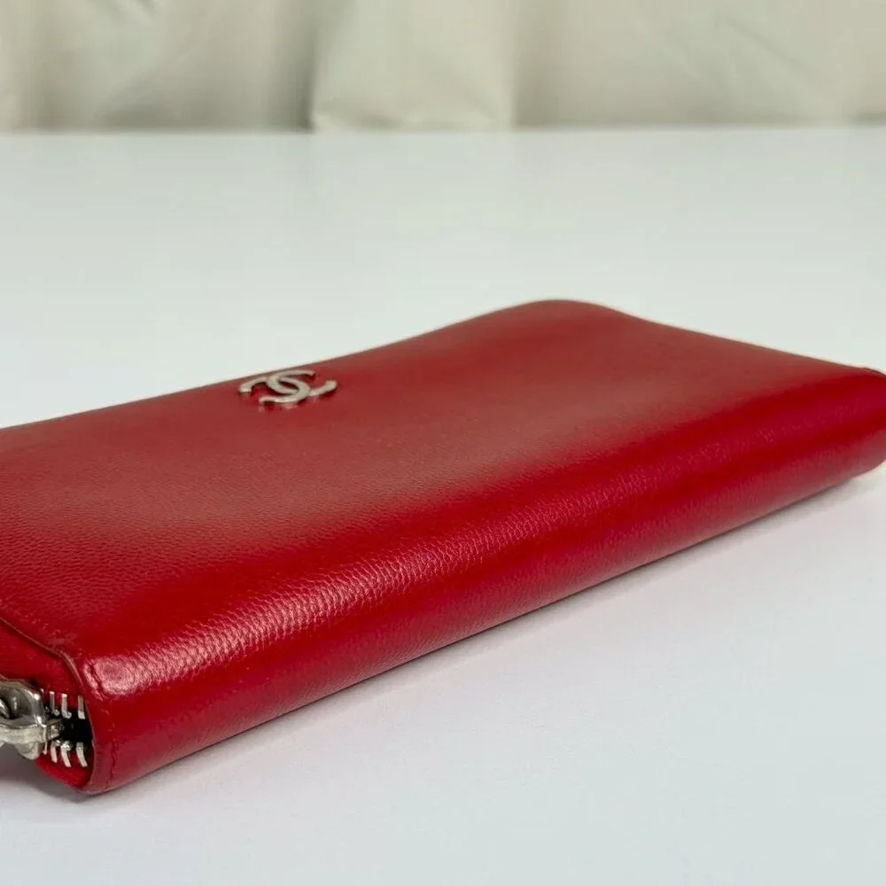 Chanel Red Leather CC Logo Wallet - Elegant Classic Design